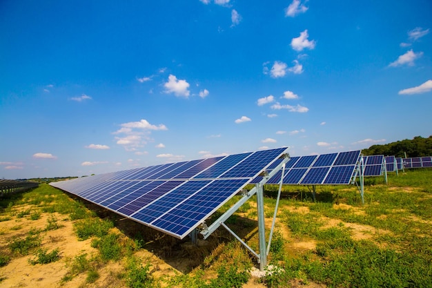 Pannello solare su sfondo cielo sistemi di alimentazione fotovoltaica centrale solare la fonte di energia rinnovabile ecologica solar farm