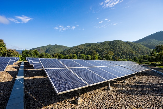 空の背景に太陽電池パネル