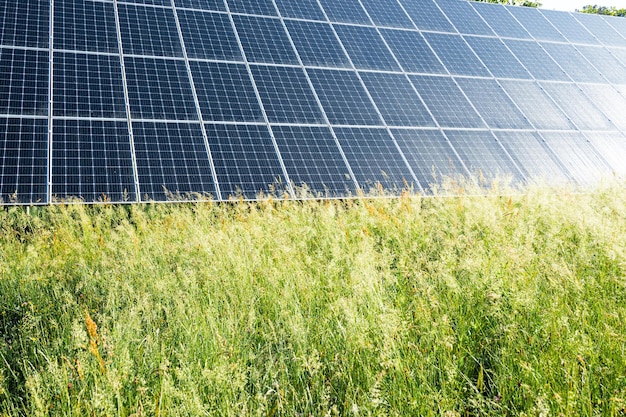 空の背景に太陽電池パネル