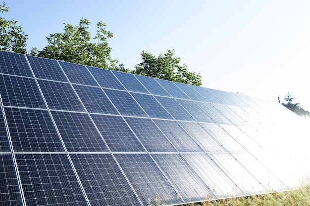 空の背景に太陽電池パネル