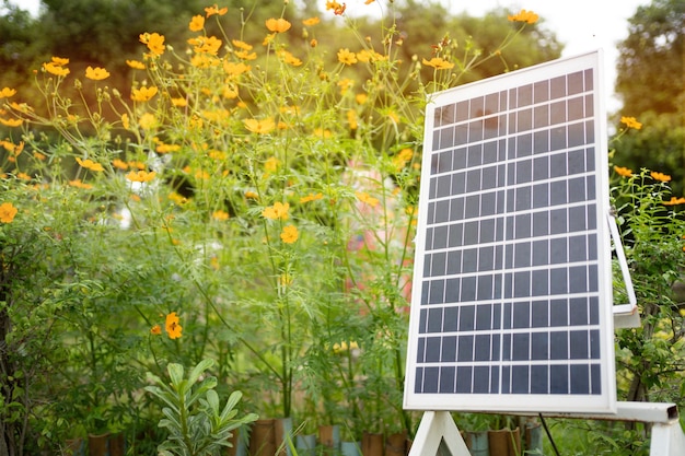 Система солнечных панелей вблизи дома фотоэлектрический альтернативный источник электроэнергии концепция устойчивых ресурсов солнечной панели