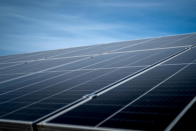 Система солнечных батарей, концепция возобновляемых источников энергии на фоне голубого неба