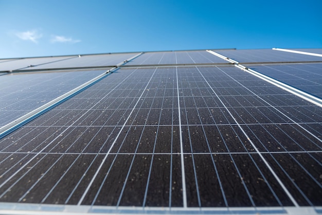 푸른 하늘에 대 한 태양 전지 패널 시스템 재생 에너지 개념