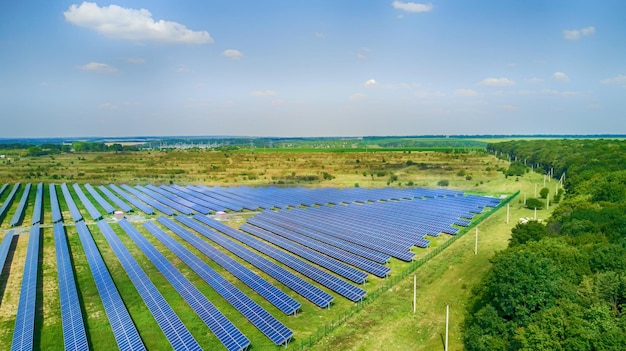 Солнечные панели с высоты птичьего полета Солнечная электростанция в поле Солнечная ферма Источник экологически чистой возобновляемой энергии