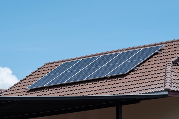 Солнечные панели установлены на крыше дома, чтобы использовать природную энергию, чтобы извлечь выгоду и сэкономить энергию и затраты и помочь уменьшить глобальное потепление