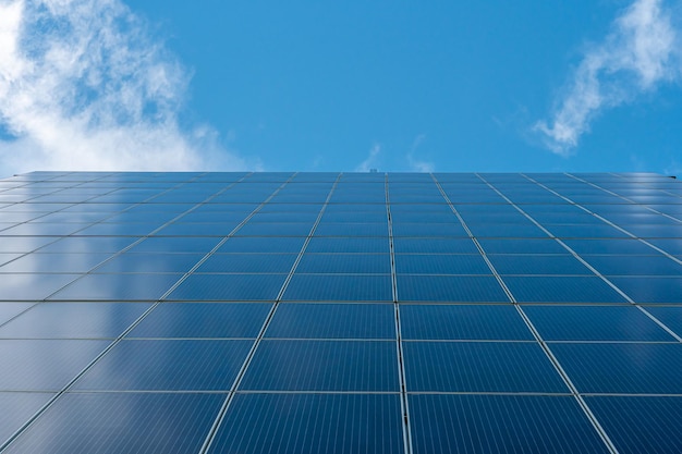 푸른 하늘과 구름을 배경으로 한 태양 전지판 대체 에너지 개념 청정 에너지 생산을 위한 첨단 기술 복사를 위한 빈 공간