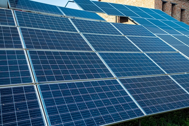 Pannelli solari per lo sfondo concetto di pianeta puro di energia verde