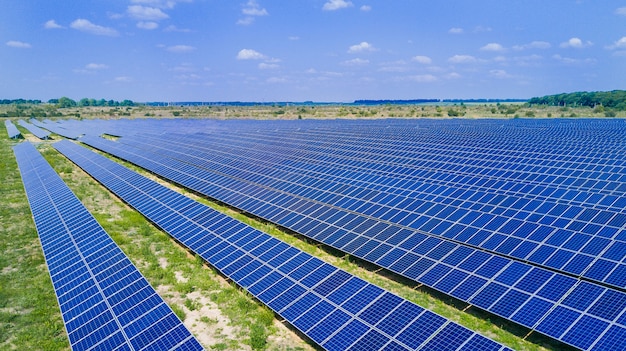 青い空の下の太陽電池パネル