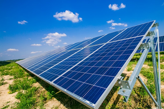 青い空の下の太陽電池パネル