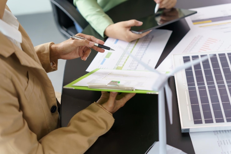 Photo solar panels green energy business people working in green eco friendly office business meeting