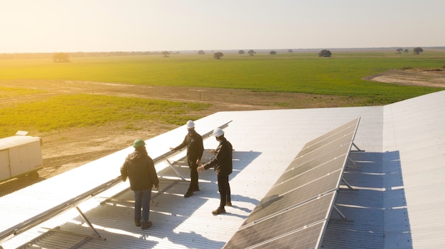 Foto installazione di pannelli solari in corso. immagine del drone.