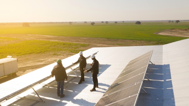 Installazione di pannelli solari in corso. immagine del drone.