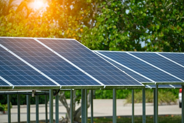 깨끗한 전기의 효과적인 생산을 위해 주차장 근처 스탠드 프레임에 설치된 태양광 패널 전기 자동차 충전을 위한 도시 인프라에 통합된 태양광 기술