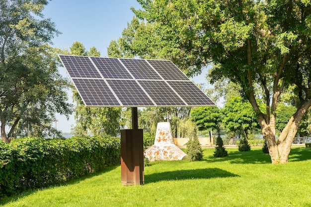 Солнечные батареи в общественном парке экологически чистая концепция зеленых возобновляемых источников энергии