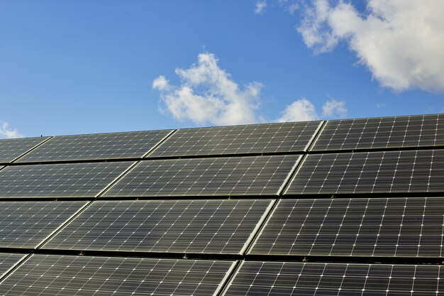 家の屋根の上の太陽電池パネル