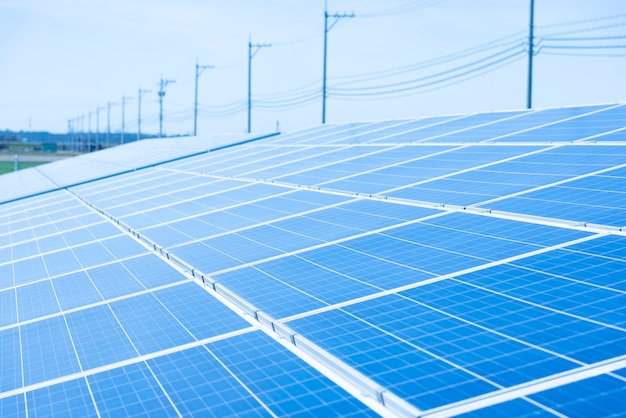 Photo solar panels (solar cell) in solar farm with blue sky and sun lighting