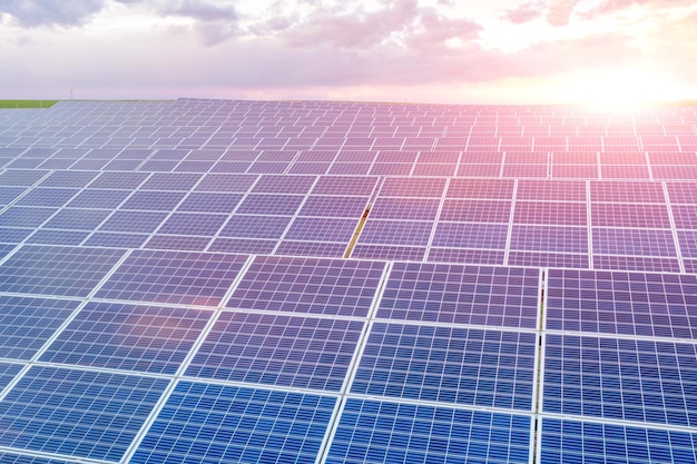 전기를 생산하는 태양 전지판 지속 가능한 에너지 개념