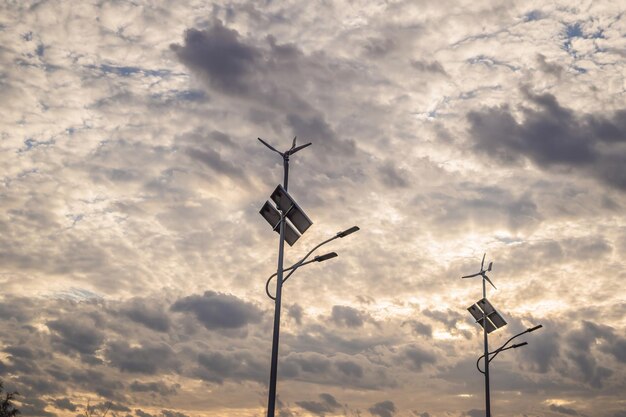 ソーラーパネルと風力発電所の新エネルギーの背景