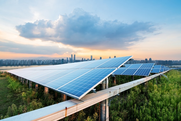 Photo solar panels with cityscape of singapore