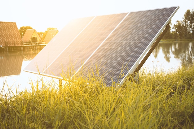 写真 夕日を背景にしたソーラーパネル 太陽光発電 再生可能エネルギー