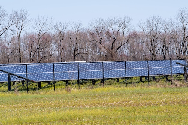 発電所に設置された太陽光発電モジュール