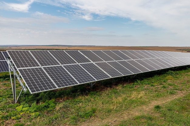 フィールド上の太陽光発電パネル