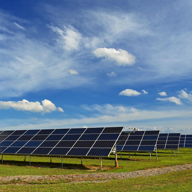 電気と生態系産業のための太陽光発電所のコンセプト高エネルギー価格美しい風景と青い空の晴れた日