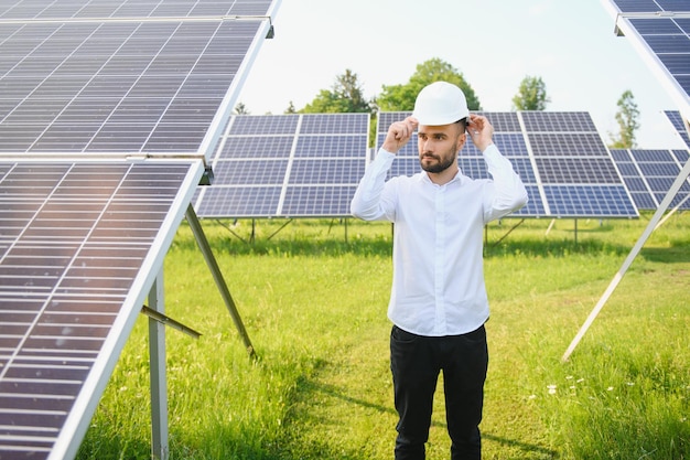 Солнечная электростанция Инженер на фоне фотоэлектрических панелей Наука солнечная энергия