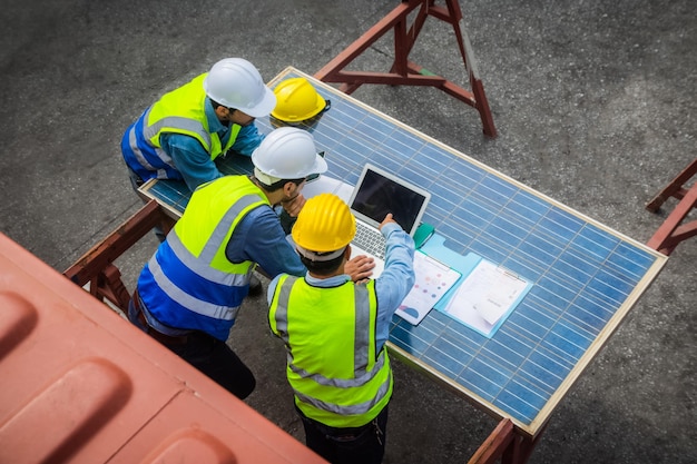 Инженеры солнечной электростанции встречаются и осматривают фотоэлектрические панели Концепция альтернативной энергии и ее обслуживания Инженер-энергетик на месте