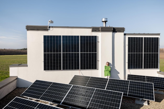 Солнечная электростанция установлена на крыше с женщиной-владельцем