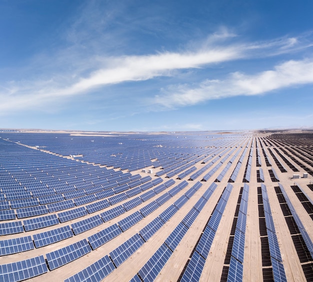 中国青海省のゴルムドの上から見下ろす太陽光発電所のパノラマ