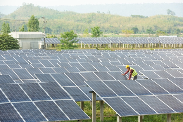 Foto centrale elettrica solare, pannelli solari con tecnico, produzione elettrica futura, ingegneri asiatici