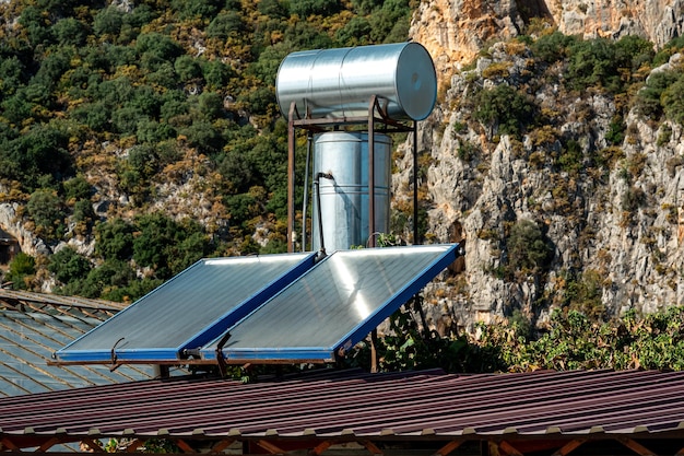 집 지붕에 설치된 태양열 온수기