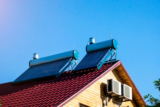 屋根のクローズアップの太陽熱温水器