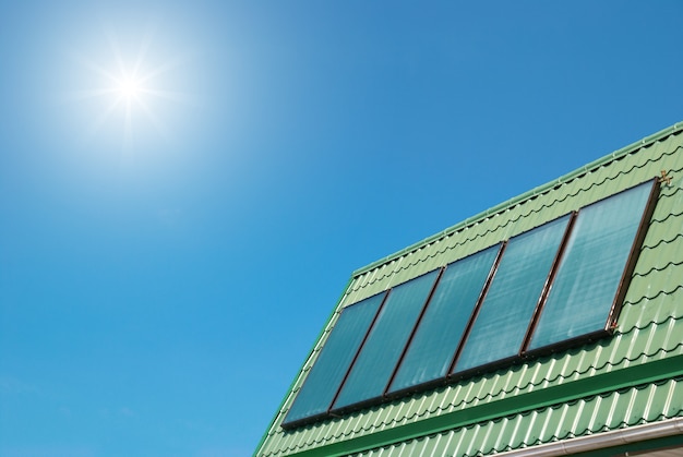 Foto impianto di riscaldamento solare dell'acqua sul tetto.