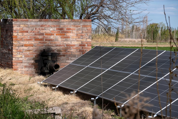 Foto sistema di pompaggio dell'acqua solare nel campo delle piantagioni