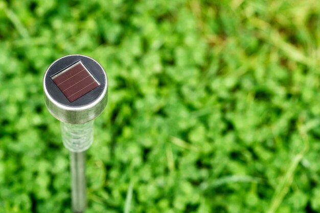 緑の葉の背景に太陽光発電のガーデン ランタン生態エネルギーの庭の装飾テキストのための場所