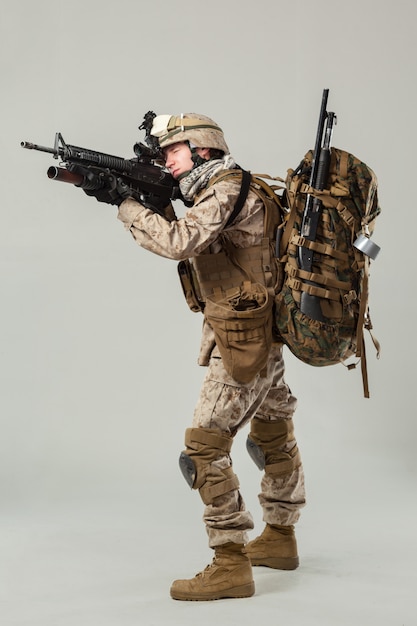 Soldaat in camouflage met geweer.