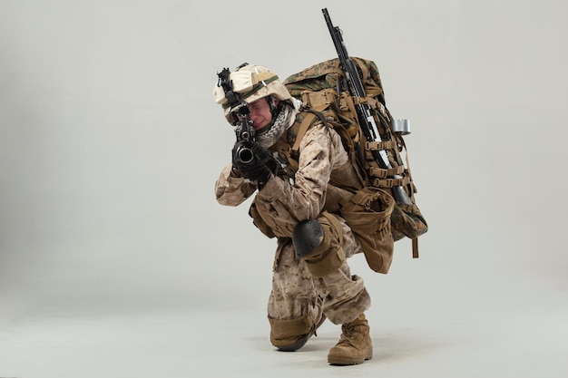 Soldaat in camouflage met geweer