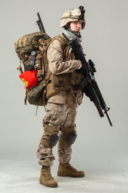 Soldaat in camouflage met geweer.