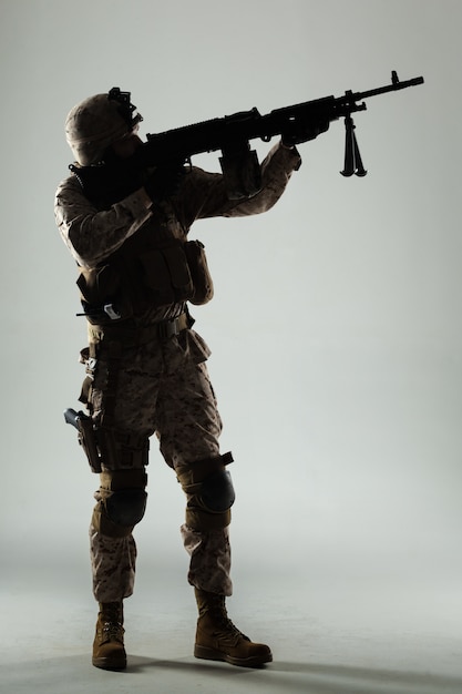 Soldaat in camouflage met geweer