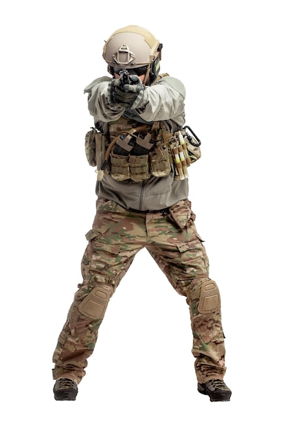 Soldaat in militaire uitrusting met een pistool op een witte achtergrond een commando in uniform