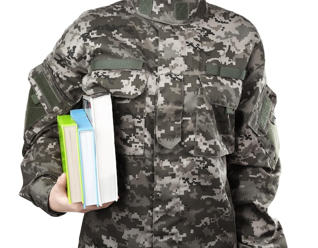 Soldaat met boeken op witte achtergrond Militair onderwijs concept