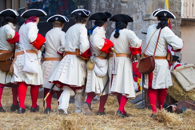 Soldaat met karabijnhaak en jas tijdens de re-enactment van de Successieoorlog. 4 september 2010 in Brihuega, Spanje