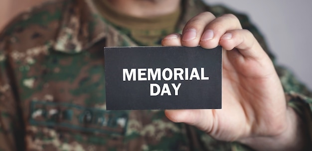 Soldaat met Memorial Day-tekst in karton.