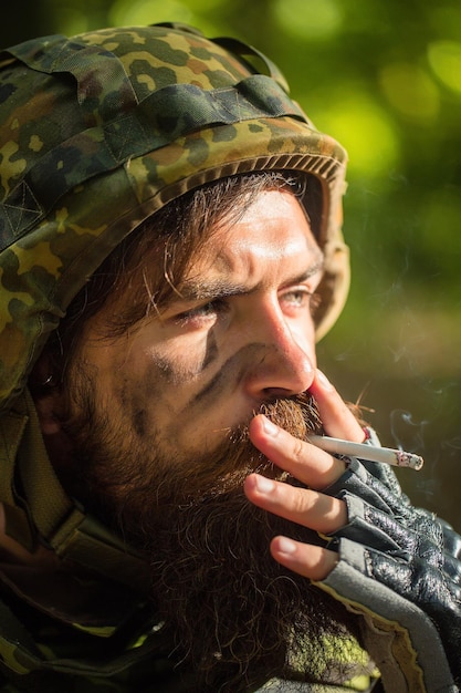 Foto soldaat roken sigaret
