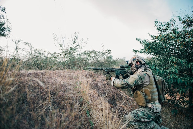 Soldaten bereiden zich voor om de vijand op de bergmilitair in oorlogsconcept te raken