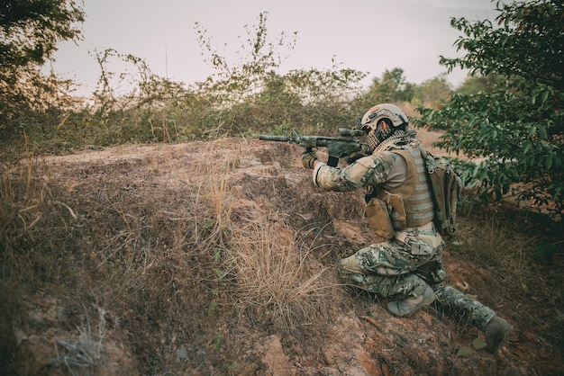 Soldaten bereiden zich voor om de vijand op de bergmilitair in oorlogsconcept te raken