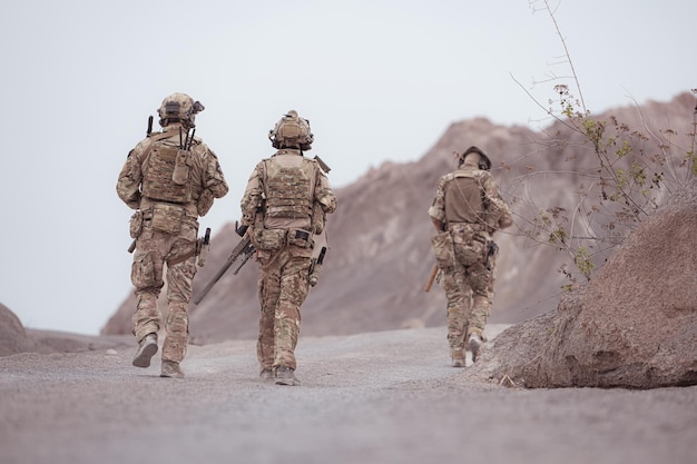 Soldaten in camouflage militaire uniformen die wapens dragen verkenningsmissies