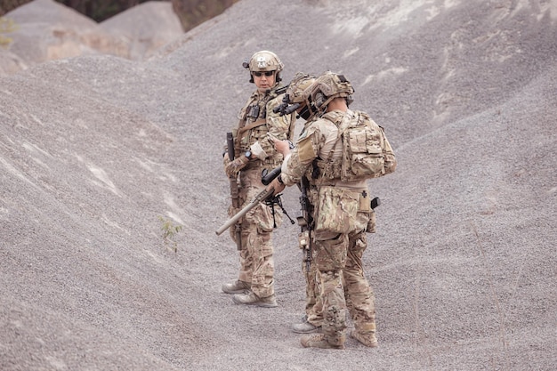 Soldaten in camouflage militaire uniformen die wapens dragen verkenningsmissies